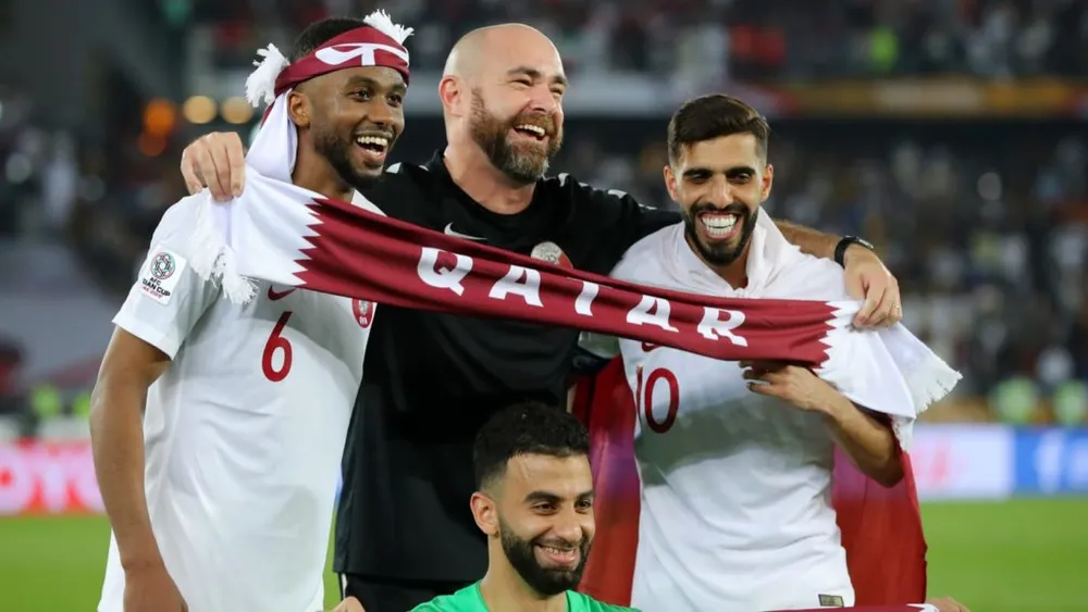 Ông Felix Sanchez và các học trò đến Copa không phải để... chụp hình với Messi