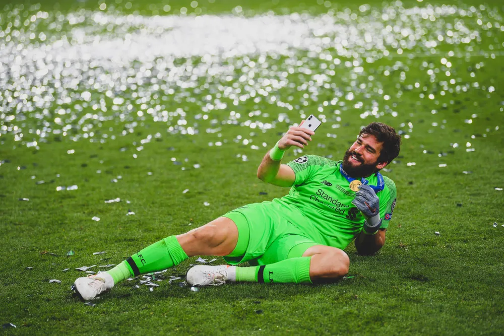 “Người nhện” Alisson Becker: 3 lần đánh bại Messi ảnh 1