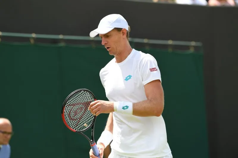 Wimbledon: Djokovic cần 3 tiếng đồng hồ để vào vòng 4, nhưng cánh tay phải của anh bất ngờ bị loại ảnh 2