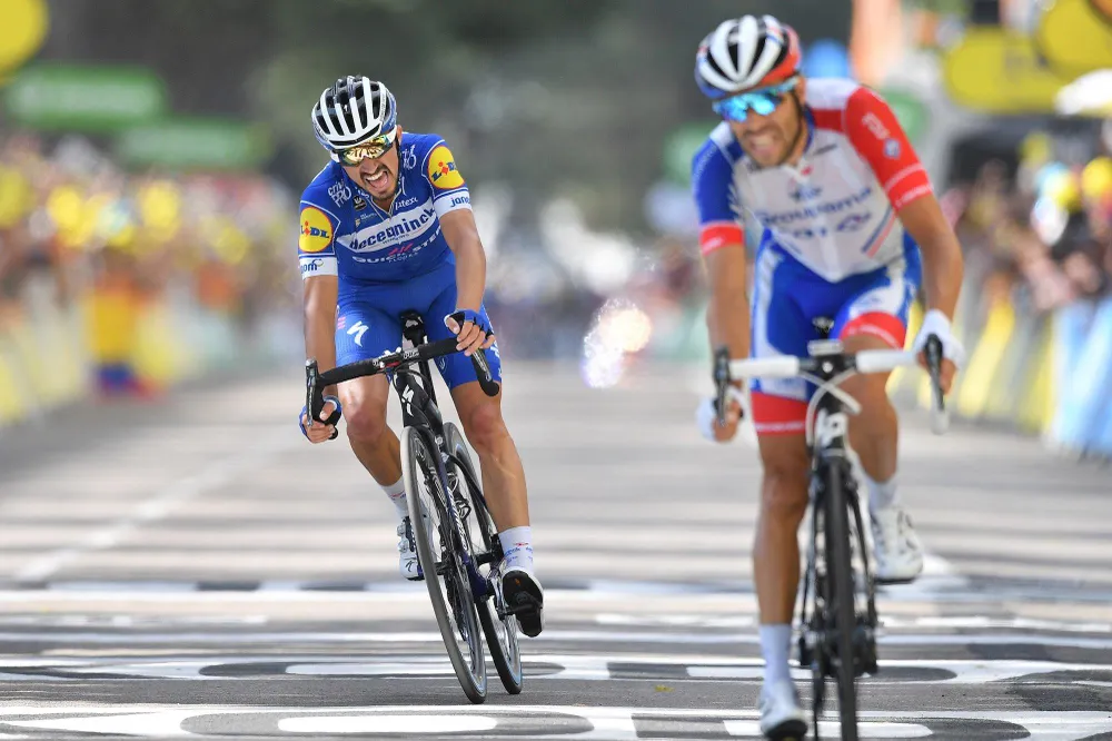 Tour de France: De Gendt thắng chặng 8, bị tố núp gió xe mô tô, Alaphilippe vẫn tái chiếm Áo vàng ảnh 3