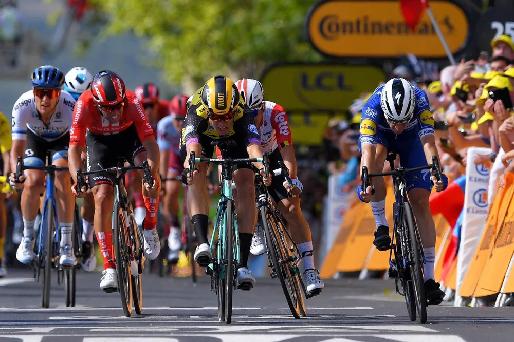 Van Aert rút thắng hàng loạt "hảo thủ" đua nước rút tốc độ ở đích đến