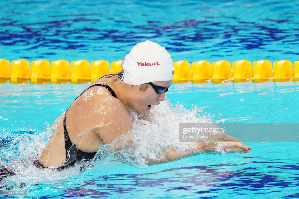 Giải bơi lội VĐTG: Vừa quay trở lại, nữ kình ngư từng bơi nhanh hơn cả nam VĐV Mỹ thắng ngay HCB ảnh 1