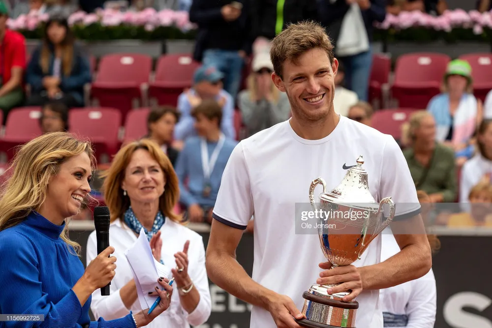 Jarry vừa đăng quang ở Bastad