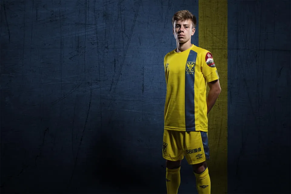 Không có “người mẫu” Công Phượng, Sint-Truidense vẫn công bố áo đấu tuyệt đẹp, Fan Việt phấn khích ảnh 1