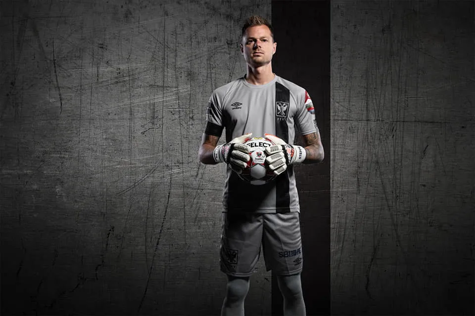 Không có “người mẫu” Công Phượng, Sint-Truidense vẫn công bố áo đấu tuyệt đẹp, Fan Việt phấn khích ảnh 4