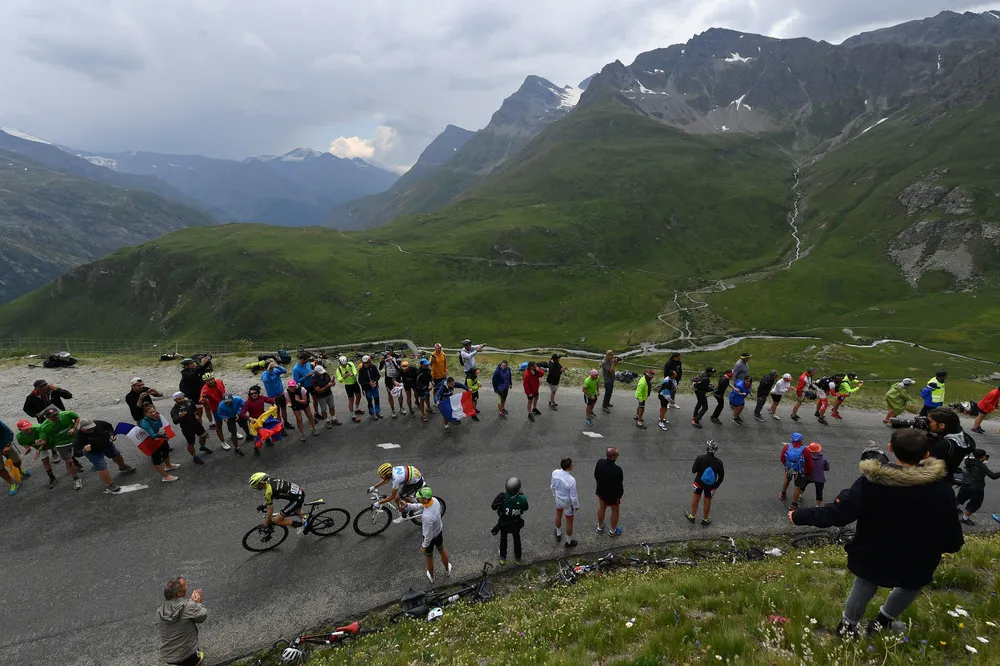 Tour de France: Thời tiết giúp Bernal lật đổ Alaphilippe, Ineos sắp thắng Áo vàng thứ 7 ảnh 1