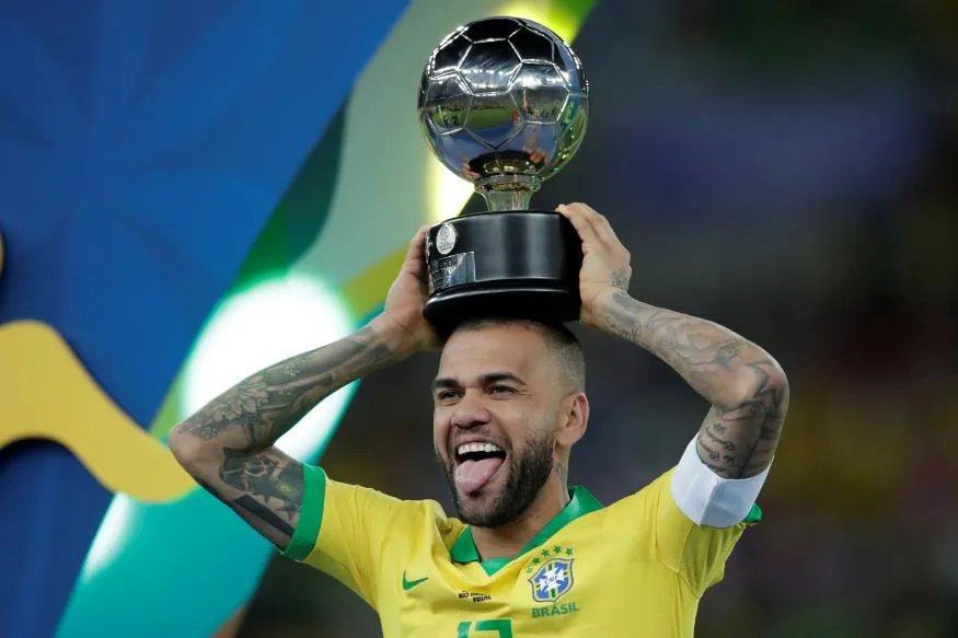 Dani Alves: Trở về Brazil sau 17 năm, ký hợp đồng 3,5 năm với Sao Paulo ảnh 1