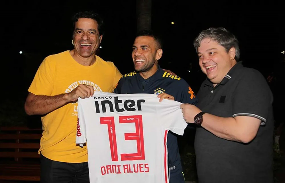 Dani Alves sẽ khoác áo Sao Paulo từ mùa này