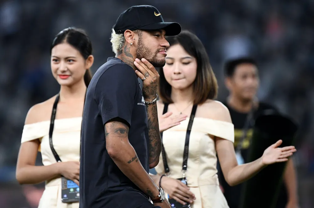 Ăn mừng Siêu Cúp nước Pháp lần thứ 9 cùng PSG, Neymar bị… Mbappe đẩy ra khỏi đội hình chụp ảnh ảnh 1