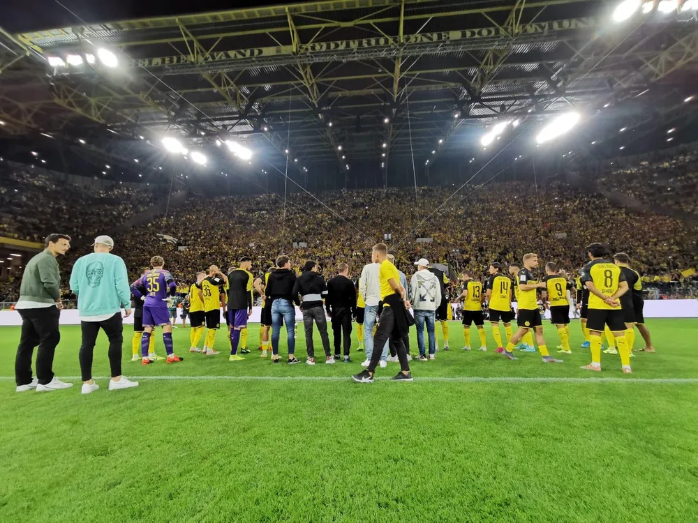 Borussia Dortmund ăn mừng Siêu cúp nước Đức sau khi đánh bại Bayern ảnh 1