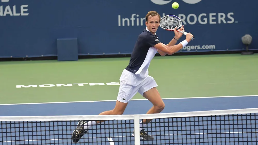 Medvedev lọt vào tứ kết