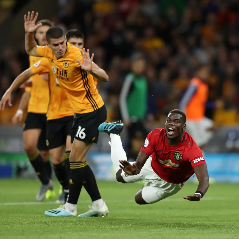 Pogba tự giúp MU kiếm phạt đền, và cũng tự sút bay cơ hội đó