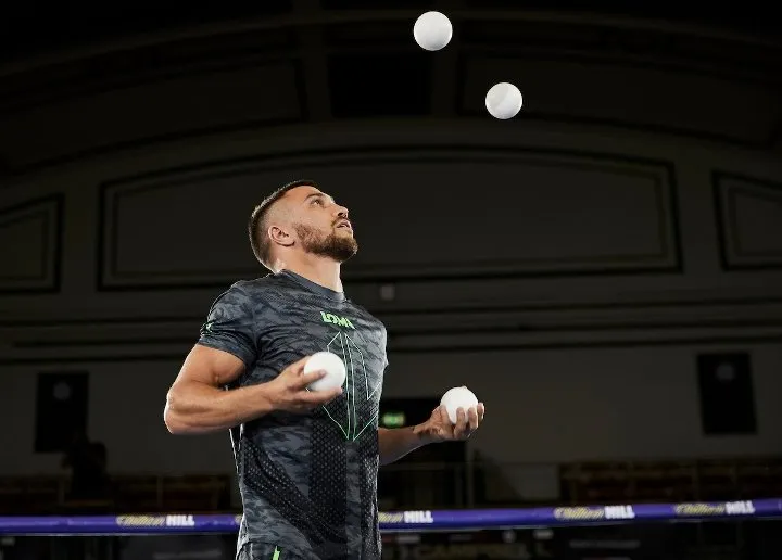 Quyền Anh: Luyện quyền với bóng quần, Lomachenko khiến Nhà thi đấu O2 (London) náo loạn ảnh 7