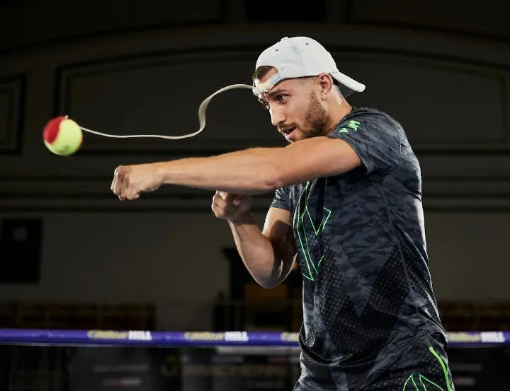 Quyền Anh: Luyện quyền với bóng quần, Lomachenko khiến Nhà thi đấu O2 (London) náo loạn ảnh 4