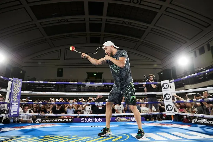 Quyền Anh: Luyện quyền với bóng quần, Lomachenko khiến Nhà thi đấu O2 (London) náo loạn ảnh 6