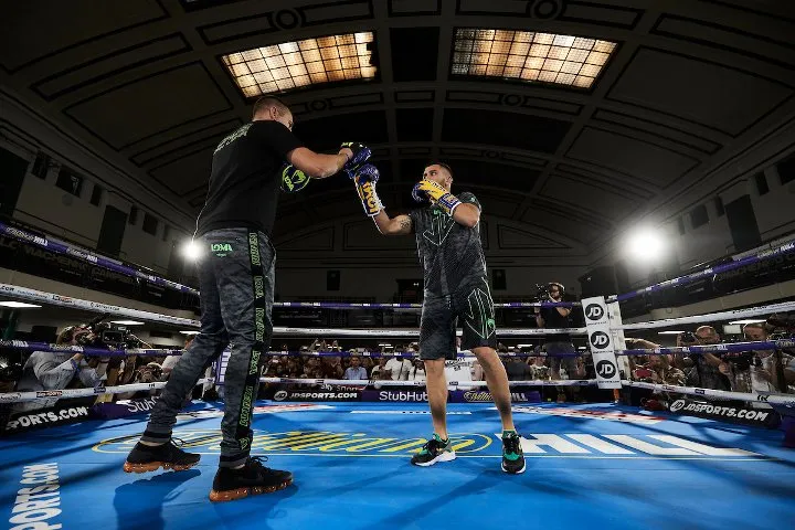 Quyền Anh: Luyện quyền với bóng quần, Lomachenko khiến Nhà thi đấu O2 (London) náo loạn ảnh 10