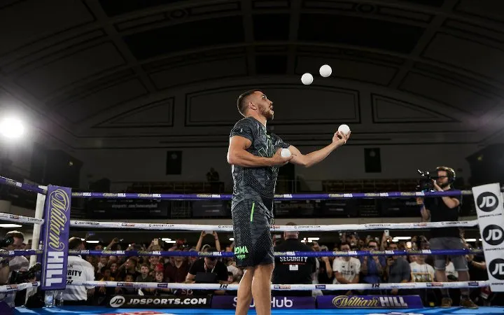 Quyền Anh: Luyện quyền với bóng quần, Lomachenko khiến Nhà thi đấu O2 (London) náo loạn ảnh 8