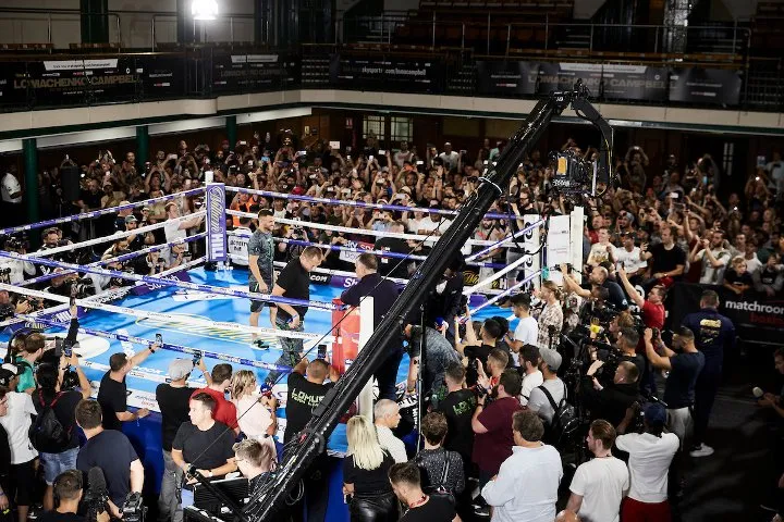 Quyền Anh: Luyện quyền với bóng quần, Lomachenko khiến Nhà thi đấu O2 (London) náo loạn ảnh 14