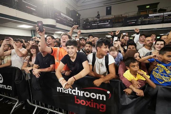 Quyền Anh: Luyện quyền với bóng quần, Lomachenko khiến Nhà thi đấu O2 (London) náo loạn ảnh 15