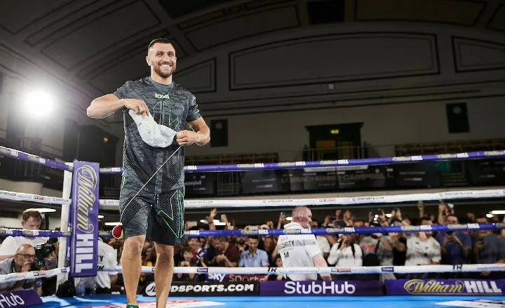 Quyền Anh: Luyện quyền với bóng quần, Lomachenko khiến Nhà thi đấu O2 (London) náo loạn ảnh 9