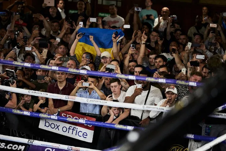 Quyền Anh: Luyện quyền với bóng quần, Lomachenko khiến Nhà thi đấu O2 (London) náo loạn ảnh 16