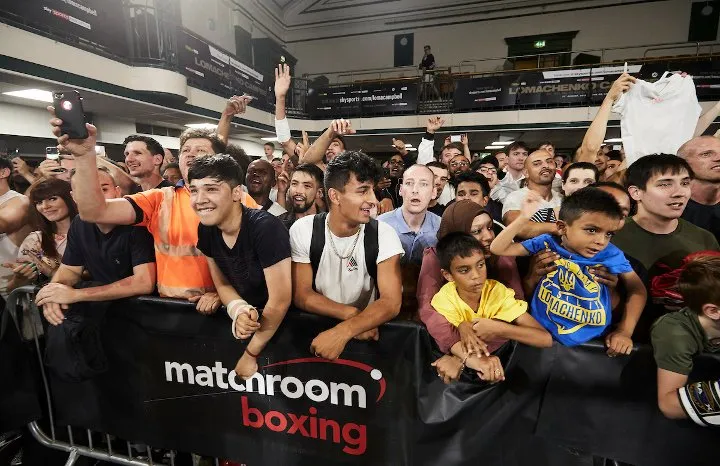 Quyền Anh: Luyện quyền với bóng quần, Lomachenko khiến Nhà thi đấu O2 (London) náo loạn ảnh 17