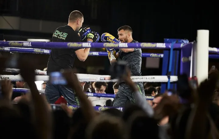 Quyền Anh: Luyện quyền với bóng quần, Lomachenko khiến Nhà thi đấu O2 (London) náo loạn ảnh 11