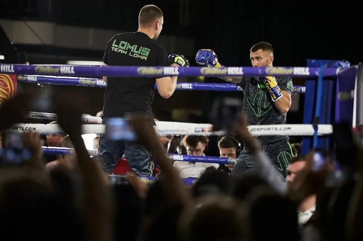 Quyền Anh: Luyện quyền với bóng quần, Lomachenko khiến Nhà thi đấu O2 (London) náo loạn ảnh 12