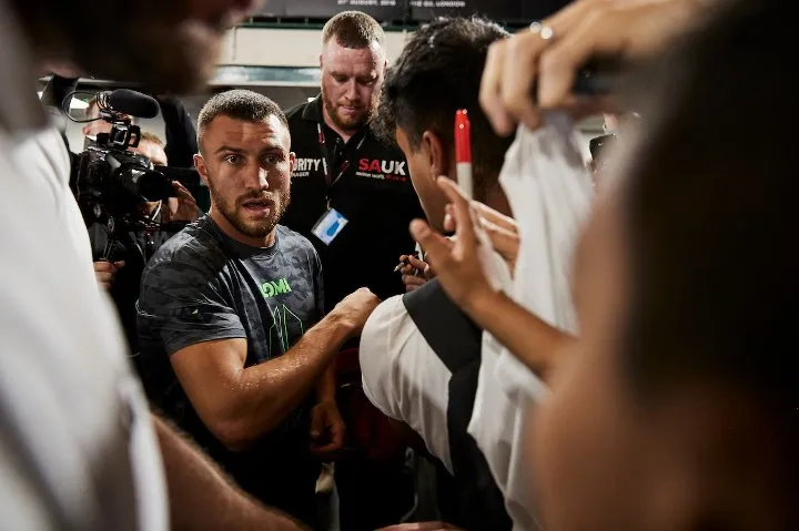 Quyền Anh: Luyện quyền với bóng quần, Lomachenko khiến Nhà thi đấu O2 (London) náo loạn ảnh 2