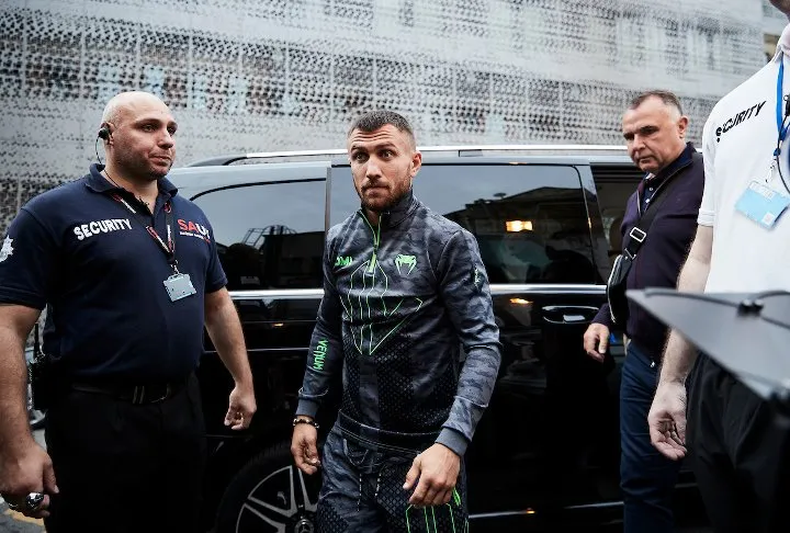 Quyền Anh: Luyện quyền với bóng quần, Lomachenko khiến Nhà thi đấu O2 (London) náo loạn ảnh 1