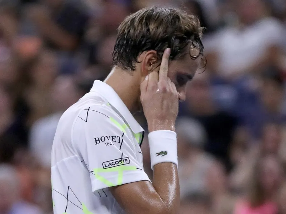 Medvedev giơ ngón tay thối phản ứng khán giả Mỹ