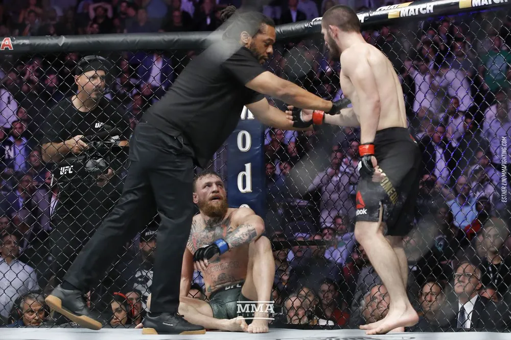 Khabib suýt kết liễu McGregor