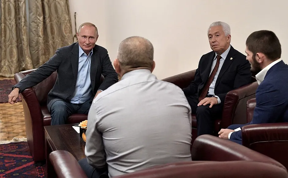 UFC: Tổng thống Putin triệu kiến “Đại bàng Nga” Khabib, khen đòn siết cổ kinh điển ảnh 5