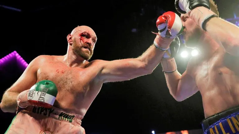 Quyền Anh: Fury “giận dữ” trả giá cho chiến thắng - rách chân mày, máu chảy đầy mặt phải nhập viện ảnh 2