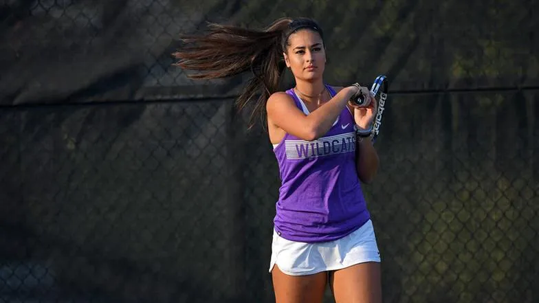 Carolina Lewis xinh xắn nhưng đoản mệnh