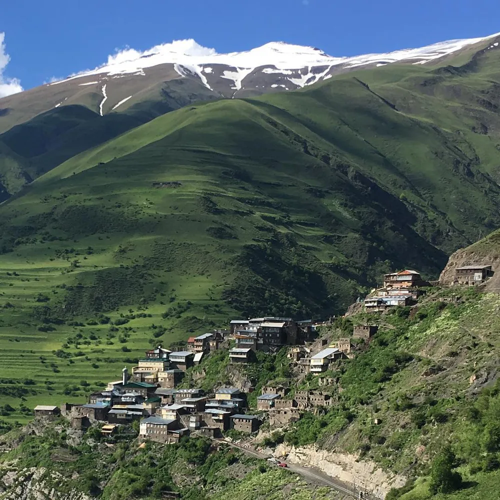 Cô vợ bí ẩn của Khabib Nurmagomedov: Mối tình đầu, ngồi chung bàn học và đám cưới 3.000 khách ảnh 2