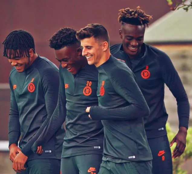 Abraham (ngoài cùng bên phải) và sắp nhỏ của Lampard