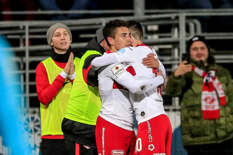 CĐV Spartak Moscow bị cảnh sát “nhốt trong chuồng” khi đến sân của KAMAZ ảnh 2