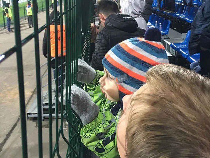 CĐV Spartak Moscow bị cảnh sát “nhốt trong chuồng” khi đến sân của KAMAZ ảnh 1