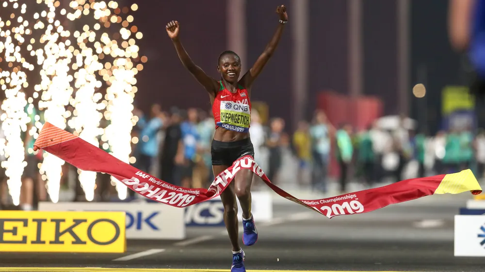 Giải điền kinh thế giới 2019: Chạy marathon, bà mẹ 3 con 41 tuổi về đích lúc 2 rưỡi sáng, xếp hạng 6 ảnh 1