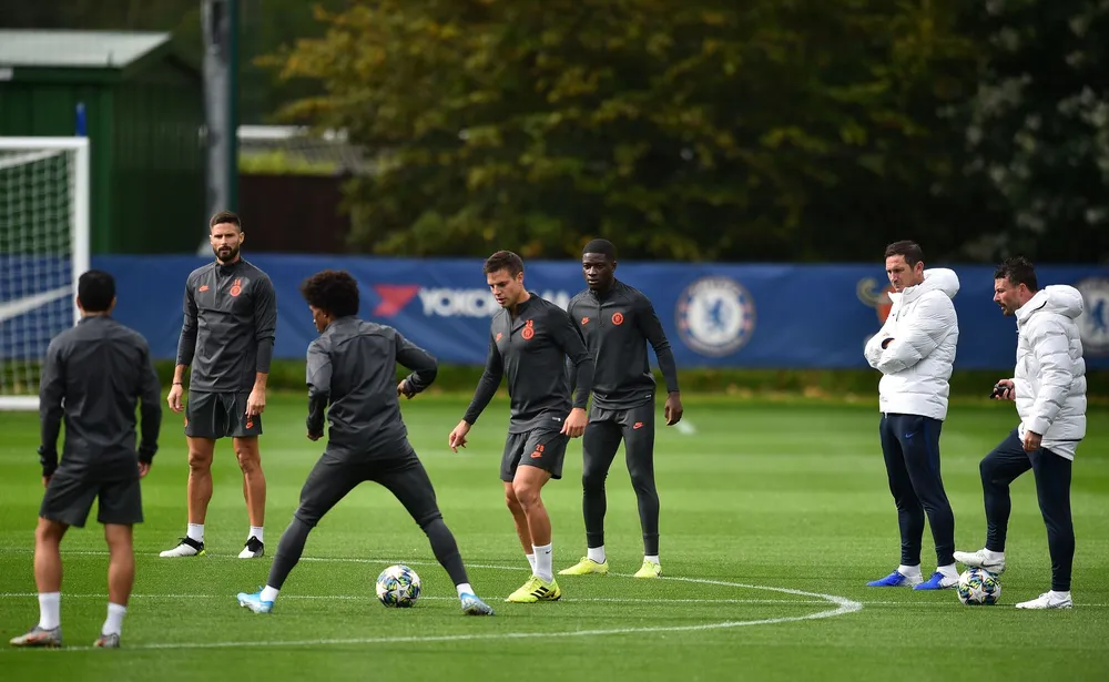 Chelsea tập luyện trước khi sang Pháp: Kante, Giroud và Zouma quay trở lại! ảnh 5