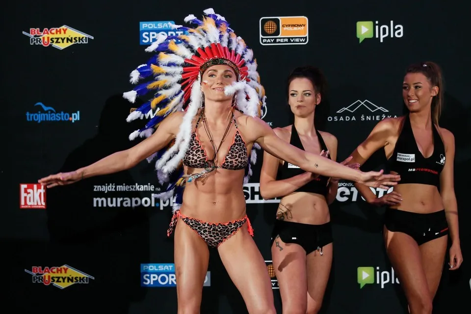 Quyền Anh: Hôn môi đối thủ, nữ võ sĩ sexy bị tát thẳng mặt, nhưng báo thù trên sàn đài ảnh 4