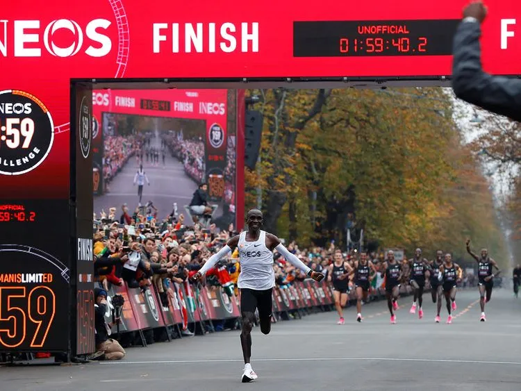 Kipchoge băng qua cổng chào và làm nên lịch sử