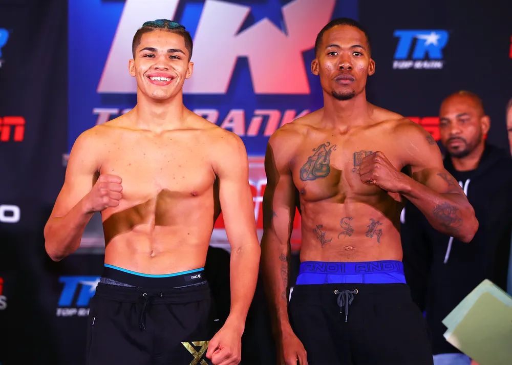 Xander Zayas (trái) đang là học sinh năm cuối Trung học khi thượng đài chuyên nghiệp lần đầu tiên