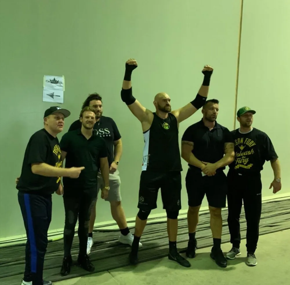 Quyền Anh vs WWE: Fury “giận dữ” hạ KO Strowman, CĐV lắc đầu trước “kịch hài” ảnh 2