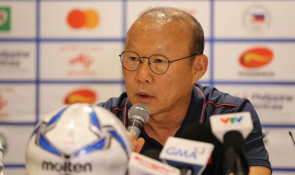 Ông Park Hang Seo trả lời phỏng vấn họp báo. Ảnh: DŨNG PHƯƠNG