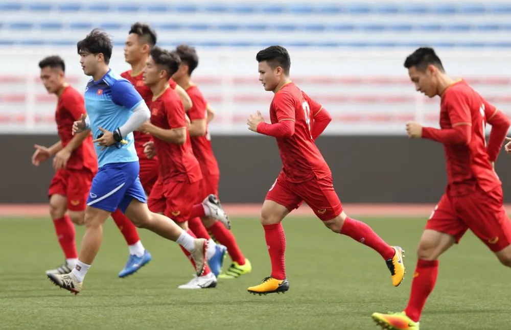 Thầy Park vội vã, Quang Hải và Văn Hậu thảnh thơi ảnh 2