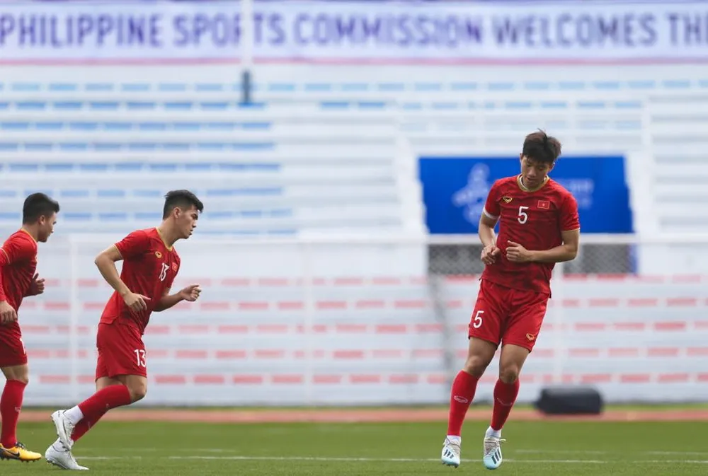 Thầy Park vội vã, Quang Hải và Văn Hậu thảnh thơi ảnh 3