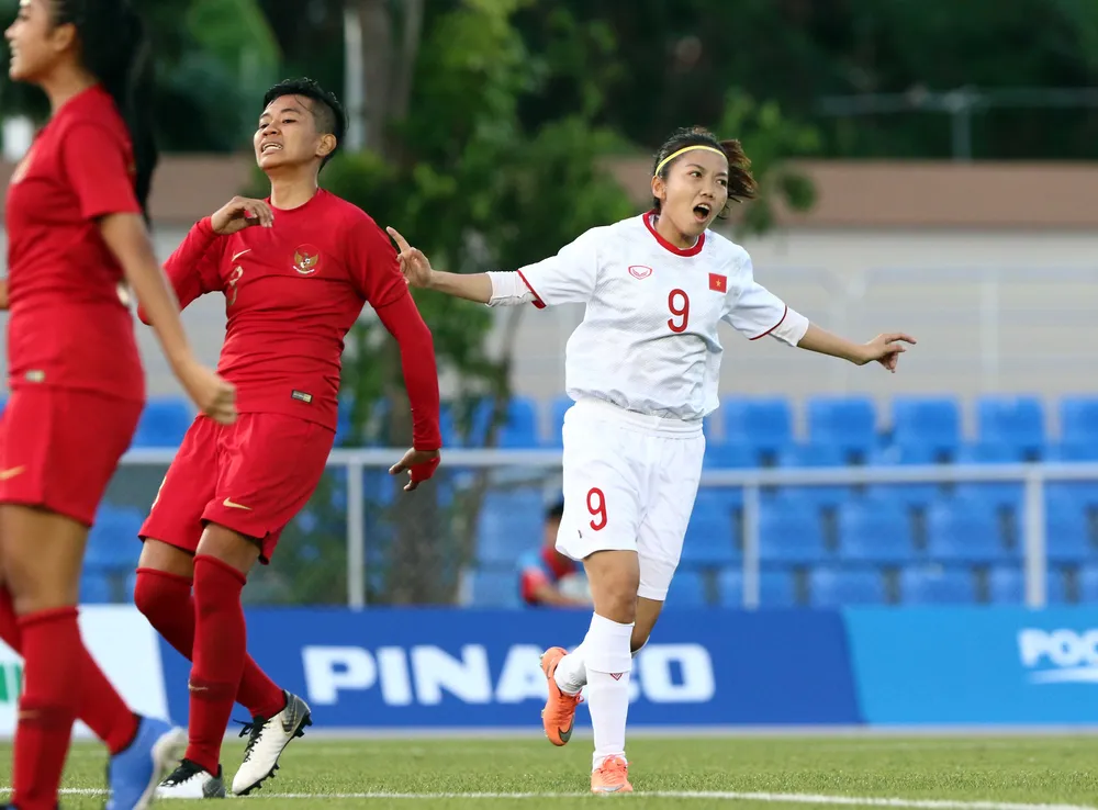 Huỳnh Như ăn mừng trong chiến thắng bằng "set tennis" trước Indonesia (Ảnh Dũng Phương)