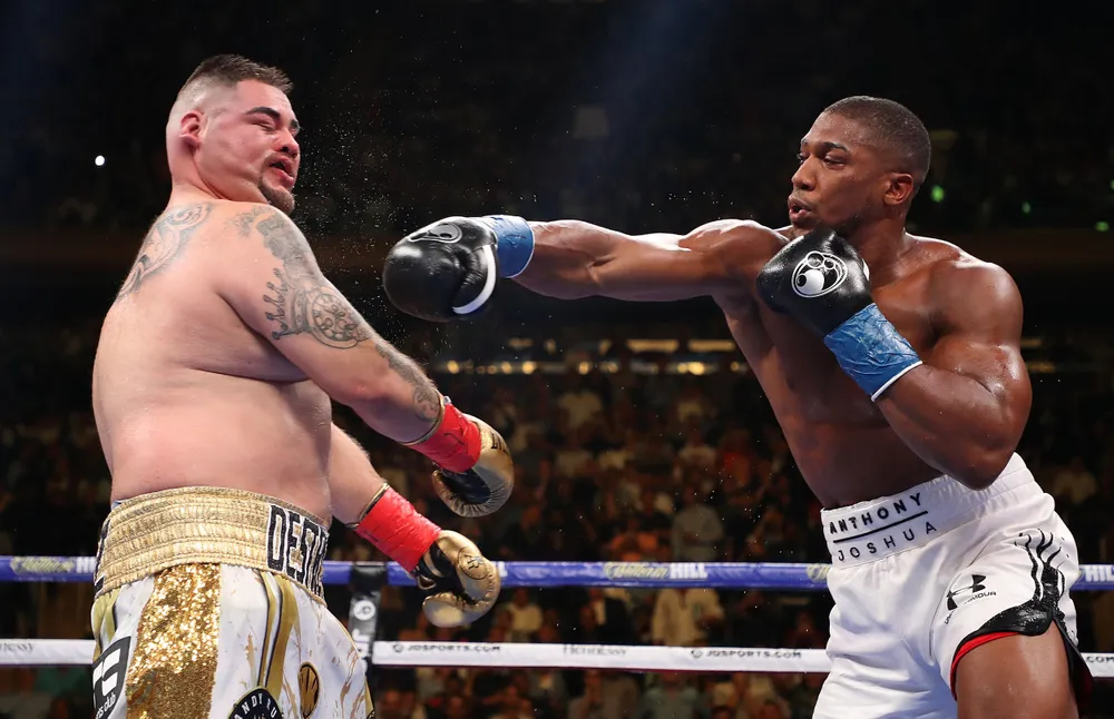 AJ ra đòn trúng mặt Andy Ruiz